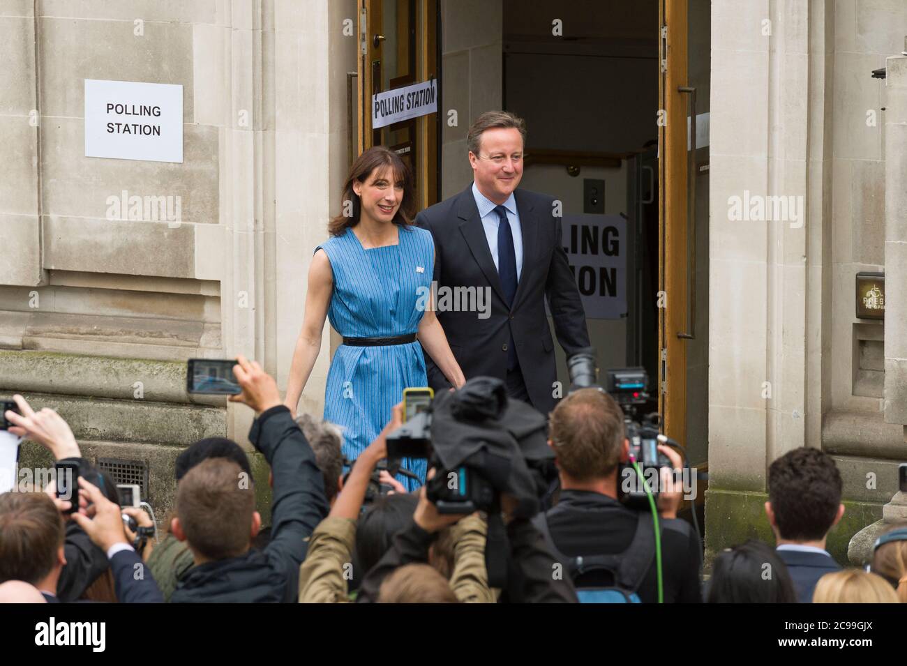 Il primo ministro britannico David Cameron parte con sua moglie Samantha dopo aver votato nel referendum britannico sulla permanenza o meno nell'Unione europea, il Methodist Central Hall Westminster, Londra, Regno Unito. 23 giu 2016 Foto Stock