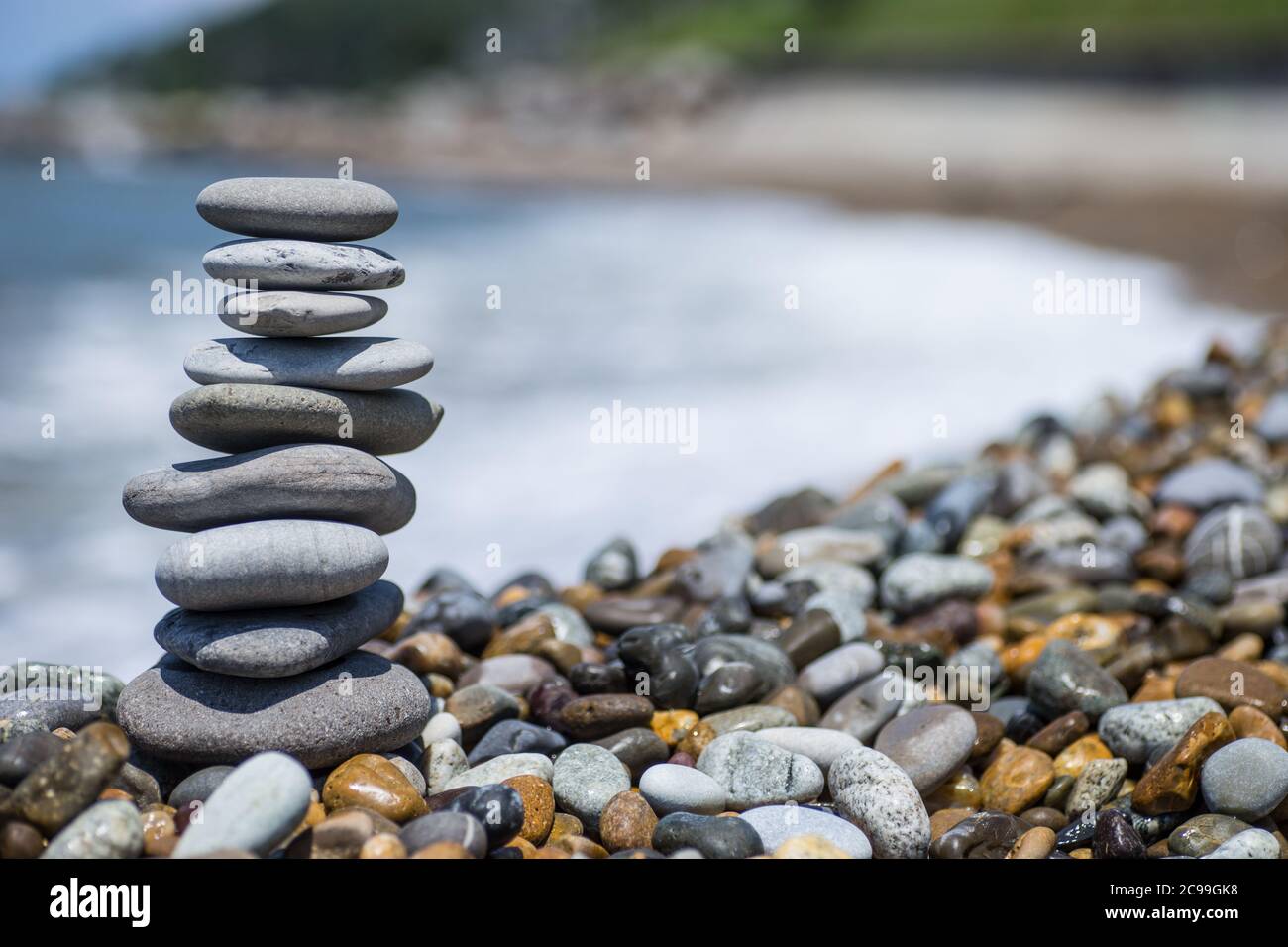 Pila di pietre zen vicino al mare. Armonia, equilibrio. Foto Stock