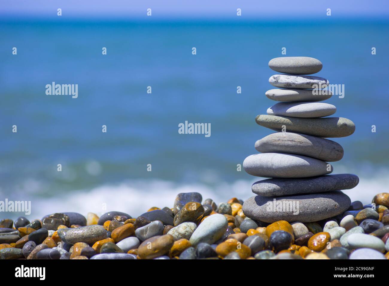 Pila di pietre zen vicino al mare. Armonia, equilibrio. Foto Stock
