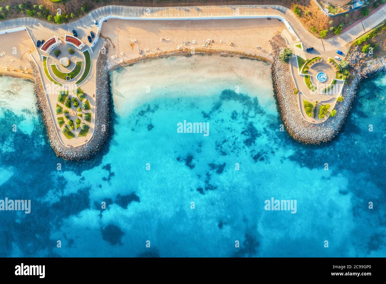 Vista aerea della bellissima spiaggia di sabbia, mare blu chiaro, passeggiata Foto Stock