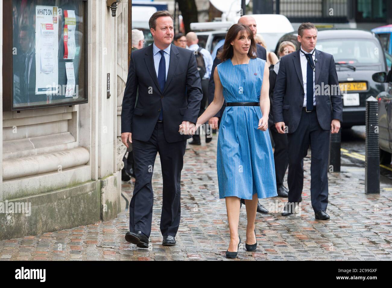 Il primo ministro britannico David Cameron arriva con la moglie Samantha per votare nel referendum britannico sulla permanenza o meno nell'Unione europea o l'uscita dal paese, il Methodist Central Hall Westminster, Londra, Regno Unito. 23 giu 2016 Foto Stock