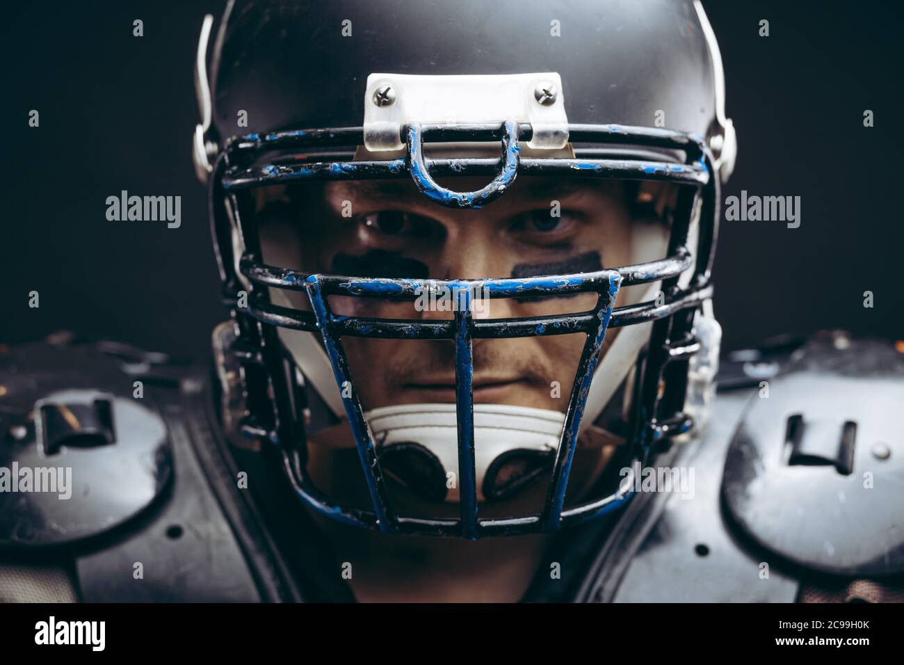 Colpo di Testa di bello american football team quarterback indossa armatura  protettiva sul torso shirtless, guardando con fiducia attraverso il suo  casco, isolato Foto stock - Alamy