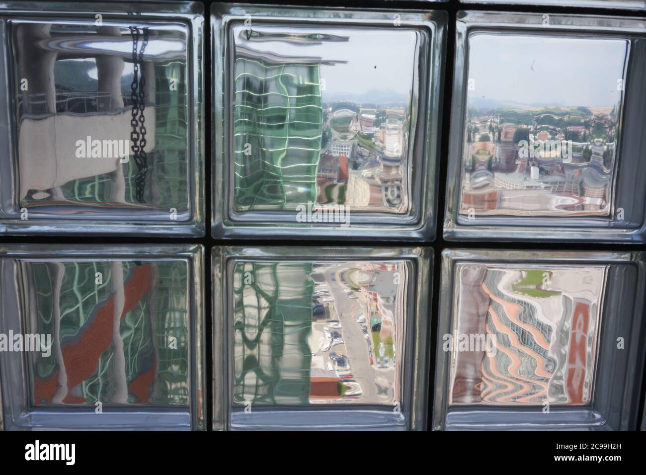 20-07-24 blocchi di vetro sono elementi di architettura moderna per tutti i tipi di edifici Foto Stock
