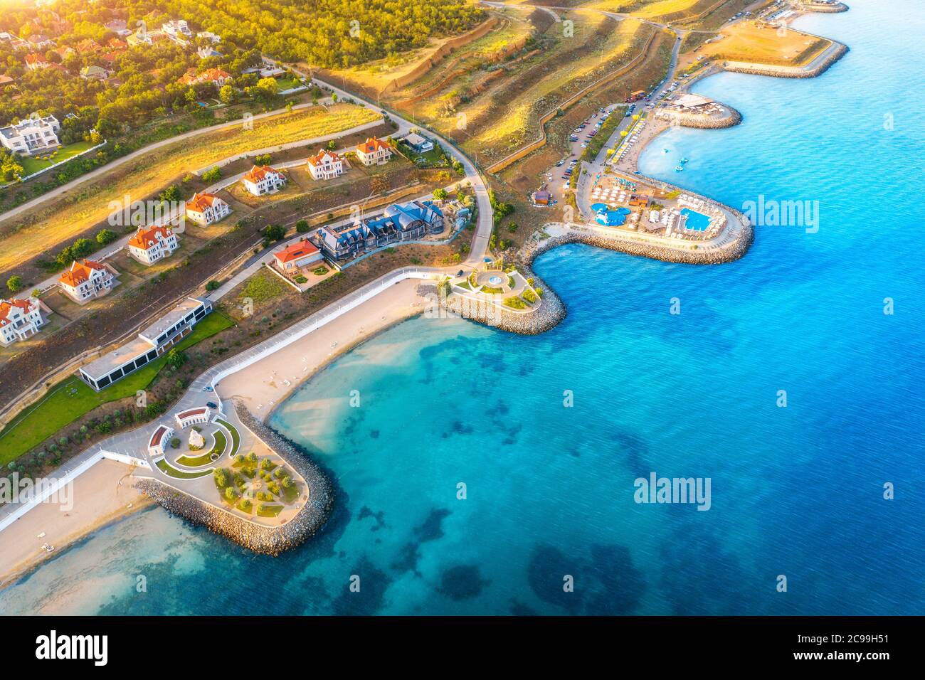 Vista aerea della bellissima spiaggia di sabbia e della città cottage Foto Stock