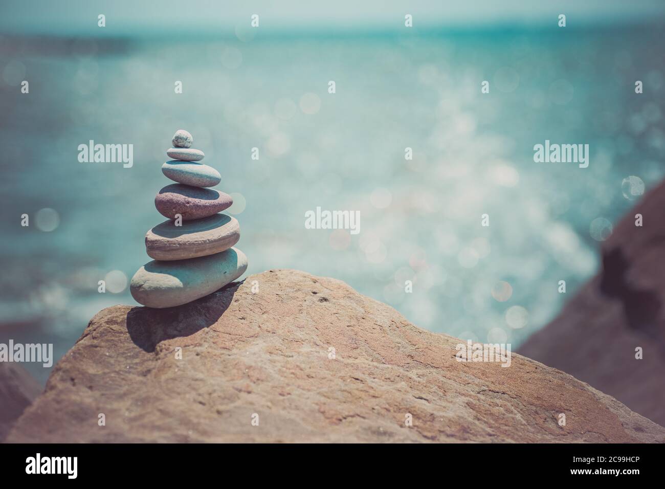 Pila di pietre zen vicino al mare. Armonia, equilibrio. Foto Stock