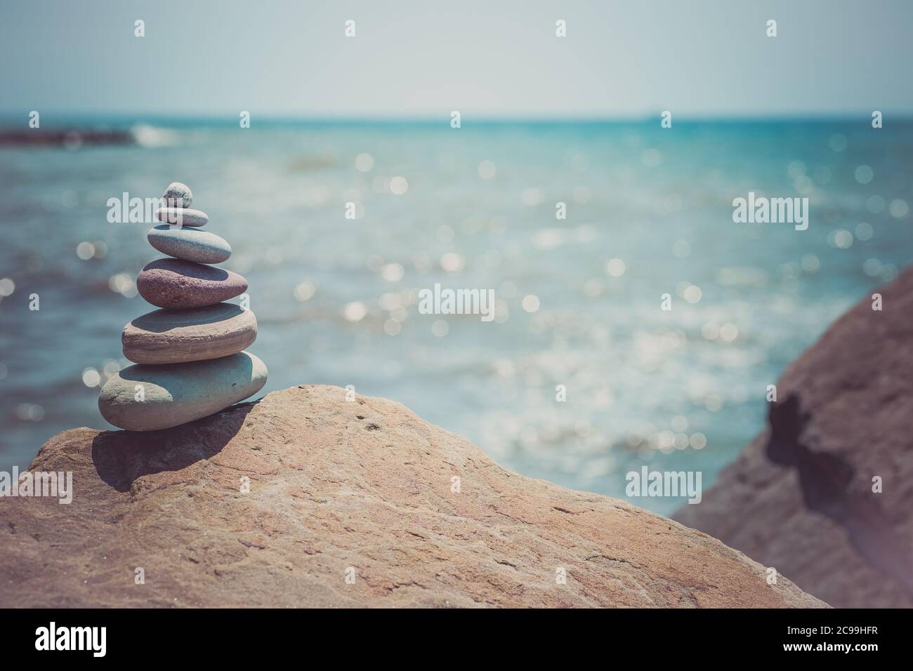 Pila di pietre zen vicino al mare. Armonia, equilibrio. Foto Stock