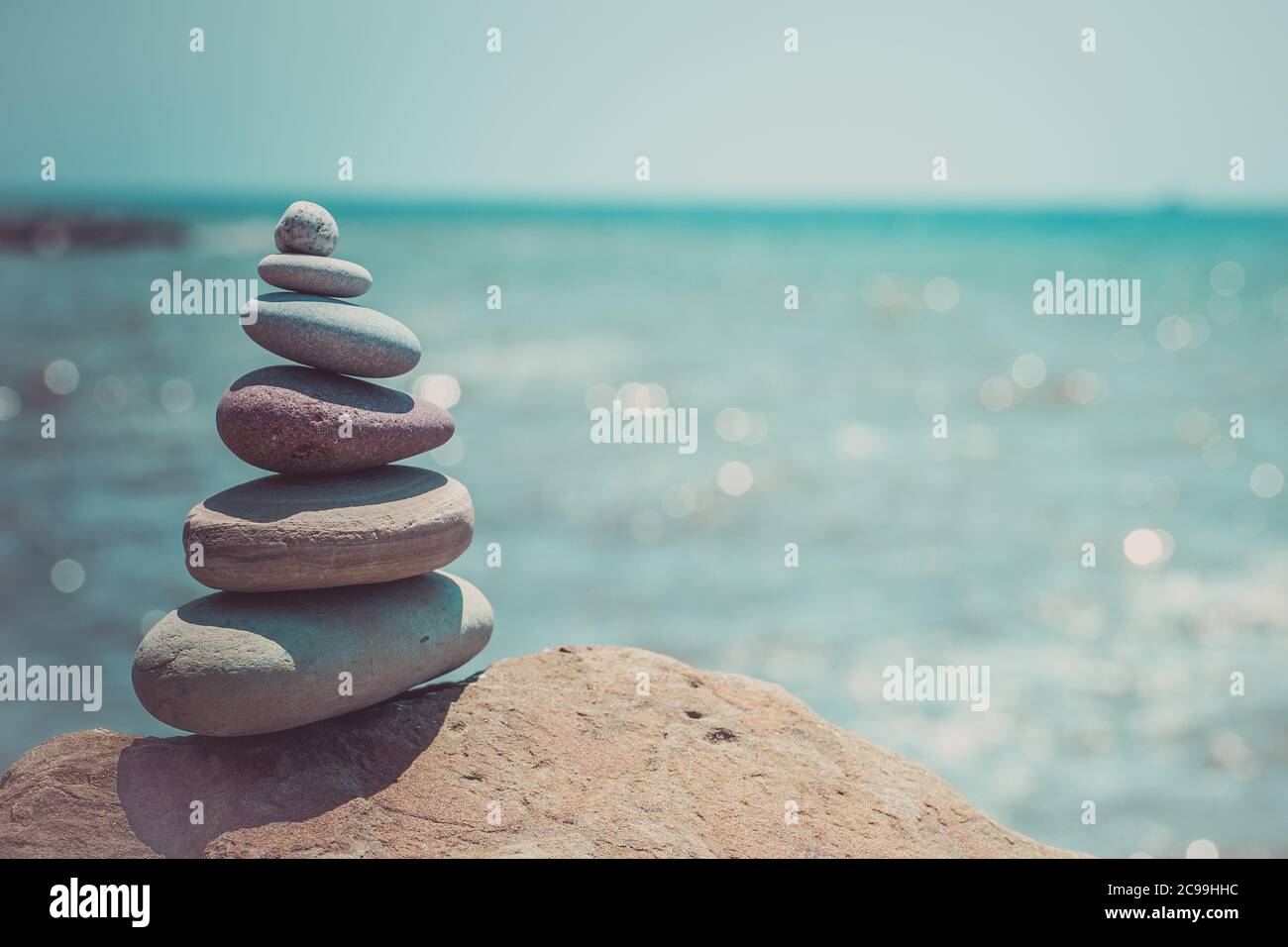 Pila di pietre zen vicino al mare. Armonia, equilibrio. Foto Stock