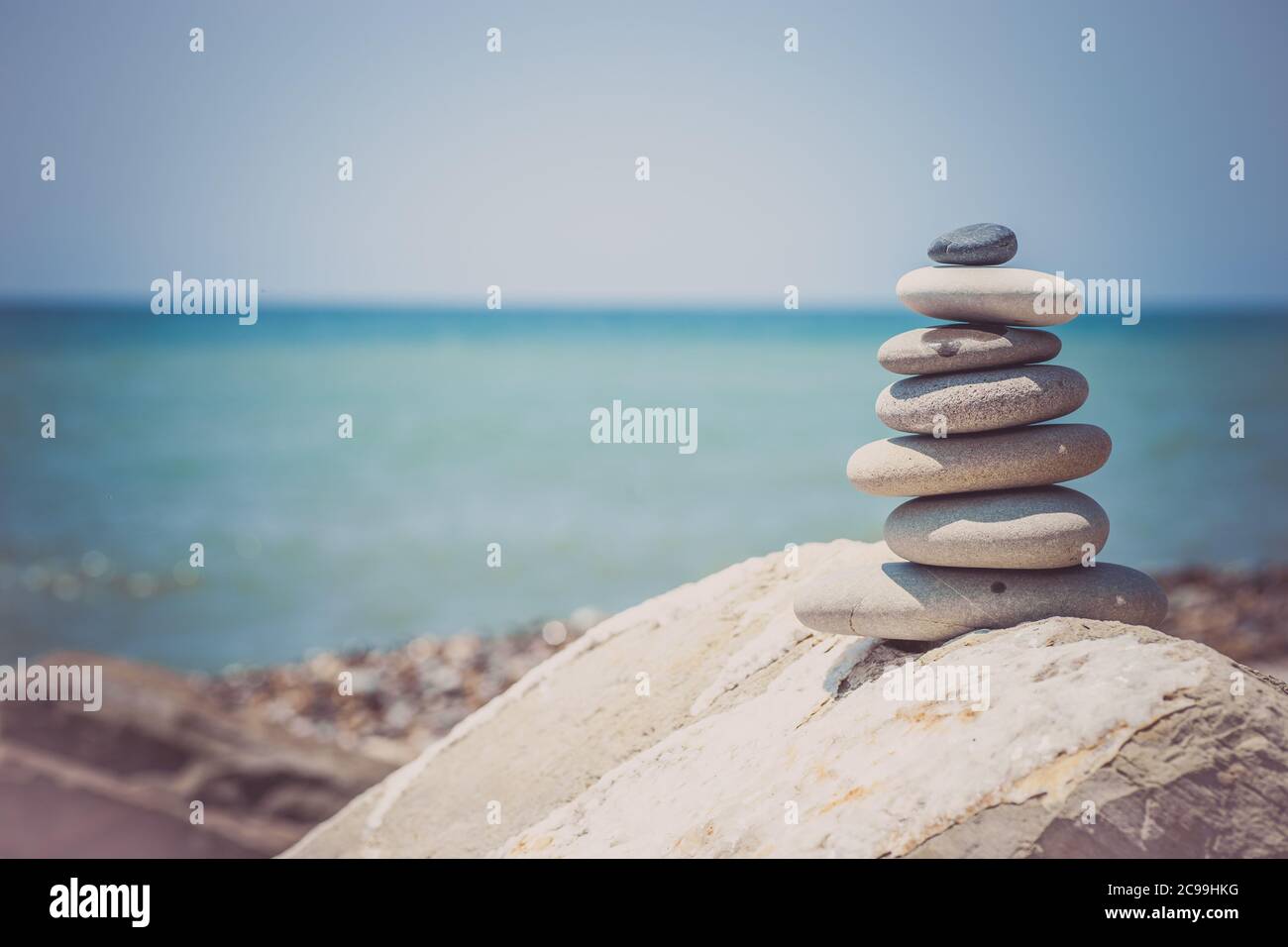 Pila di pietre zen vicino al mare. Armonia, equilibrio. Foto Stock