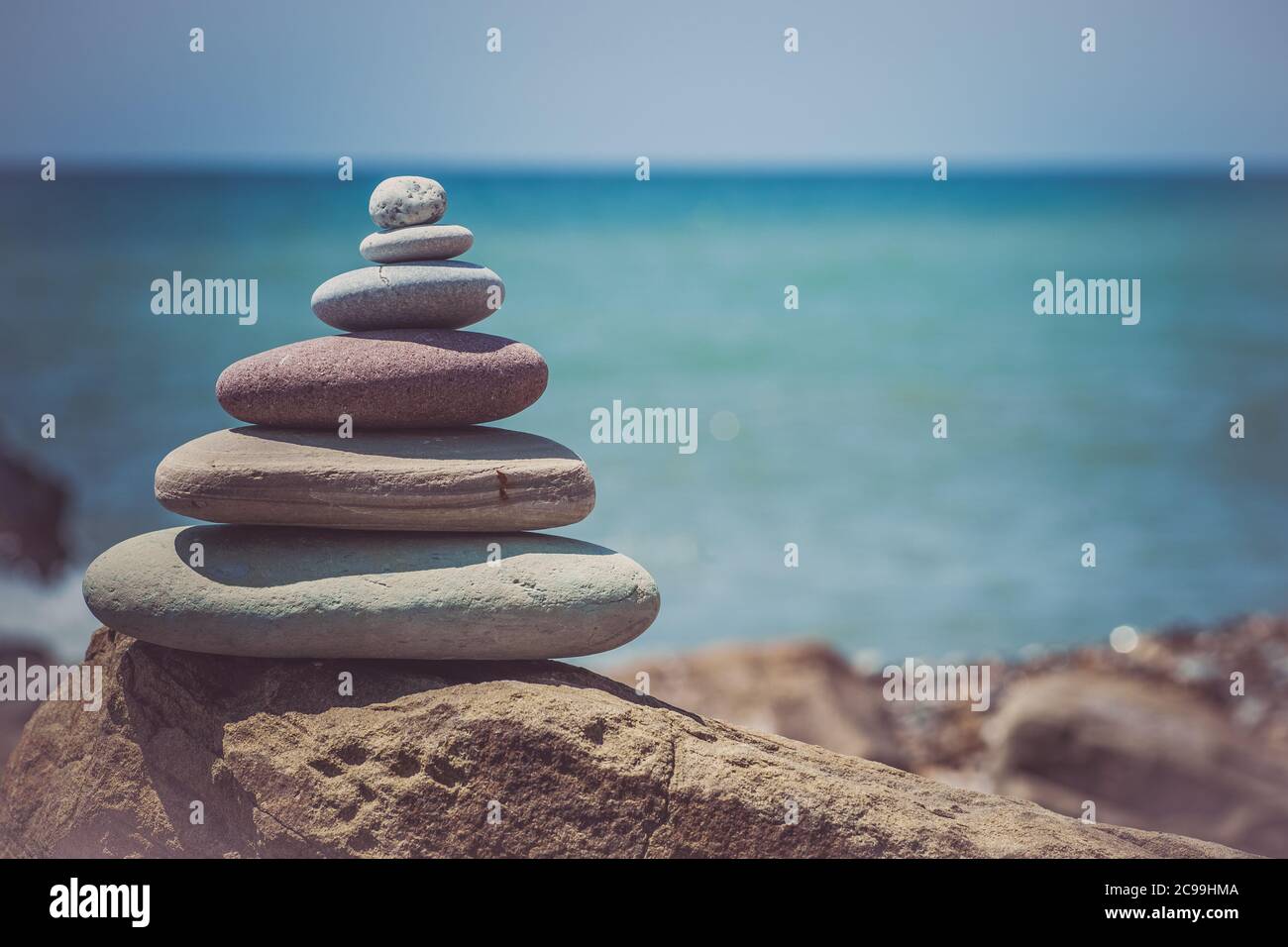 Pila di pietre zen vicino al mare. Armonia, equilibrio. Foto Stock