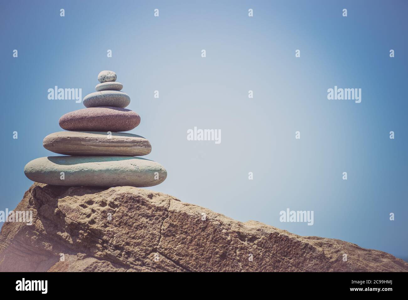 Pila di pietre zen vicino al mare. Armonia, equilibrio. Foto Stock