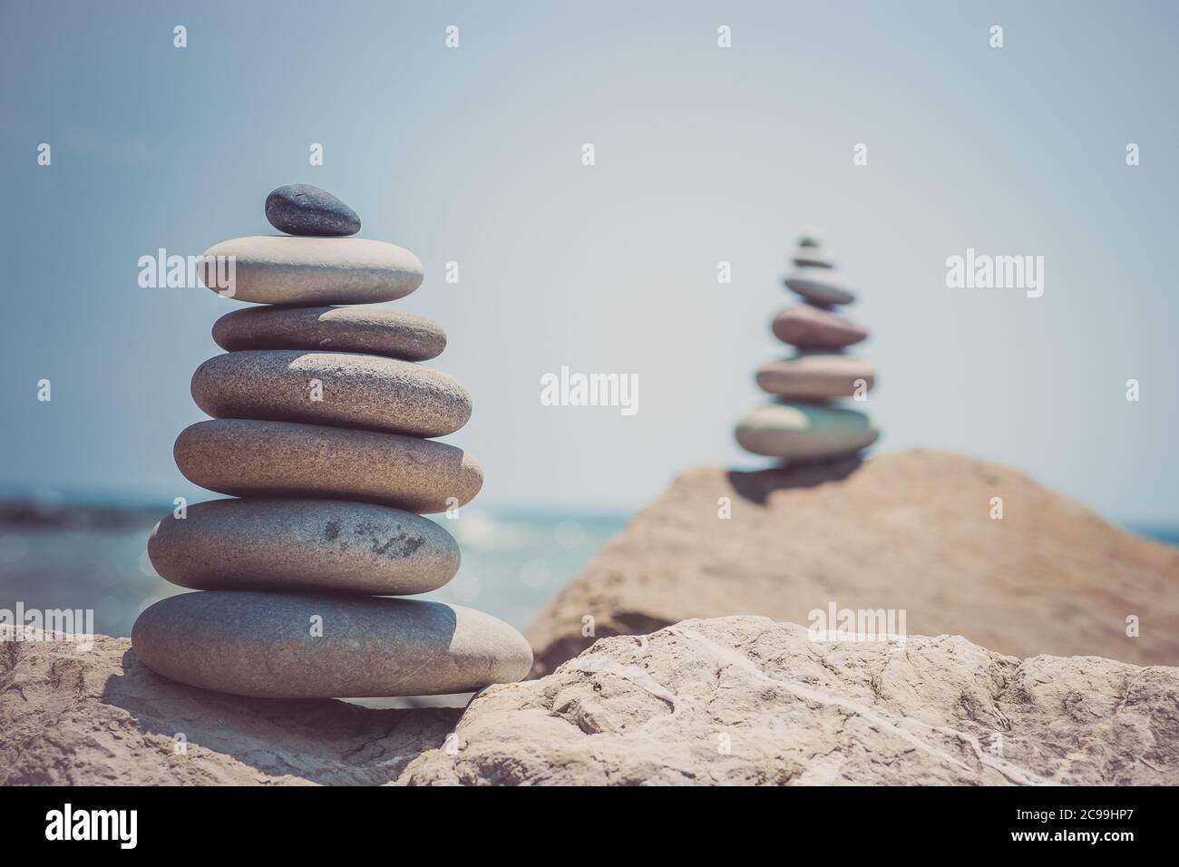 Pila di pietre zen vicino al mare. Armonia, equilibrio. Foto Stock