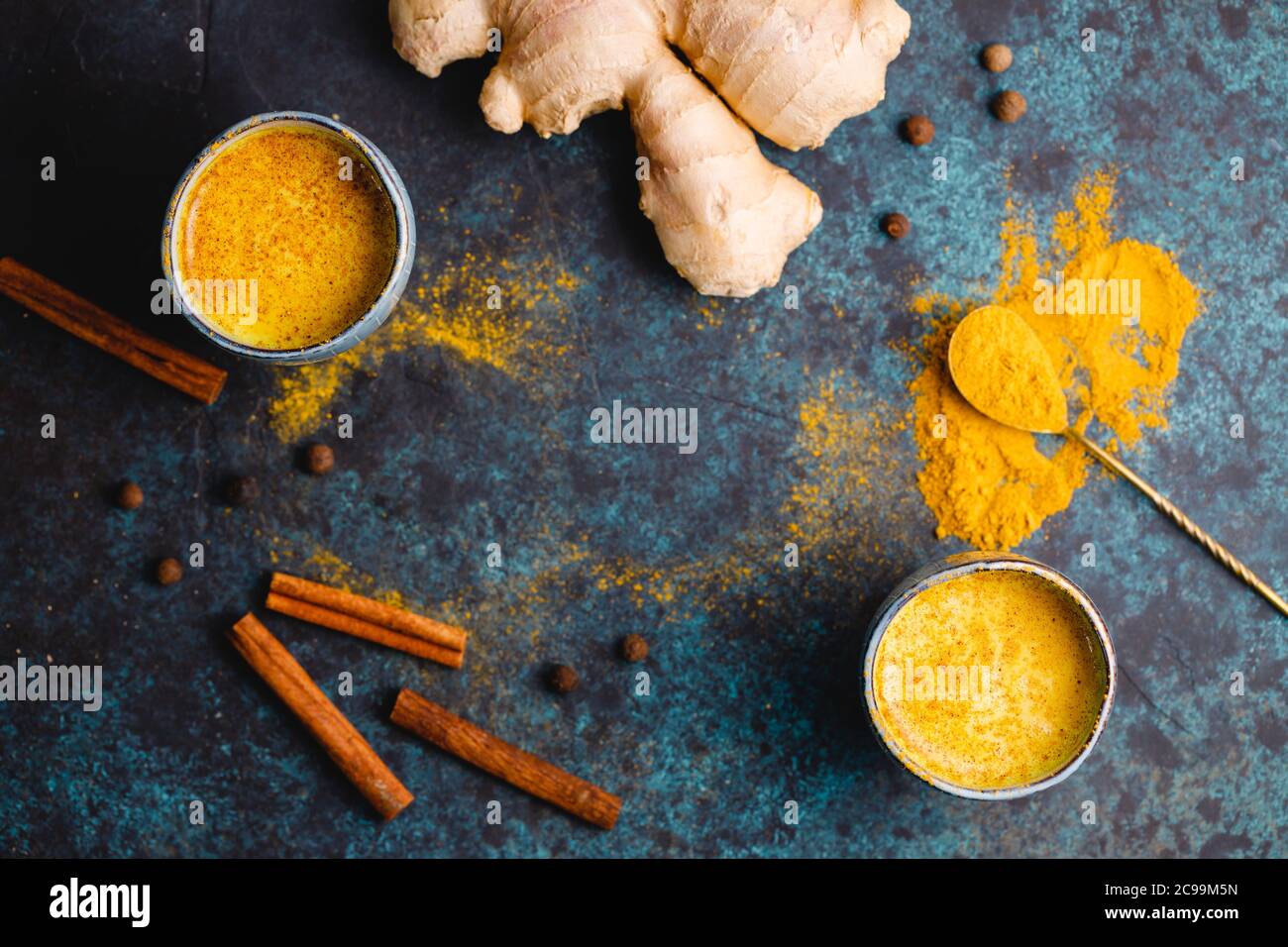 Vista dall'alto del latte curcuma, zenzero, cannella e allspezia. Bevanda immune e sanitaria. Foto Stock