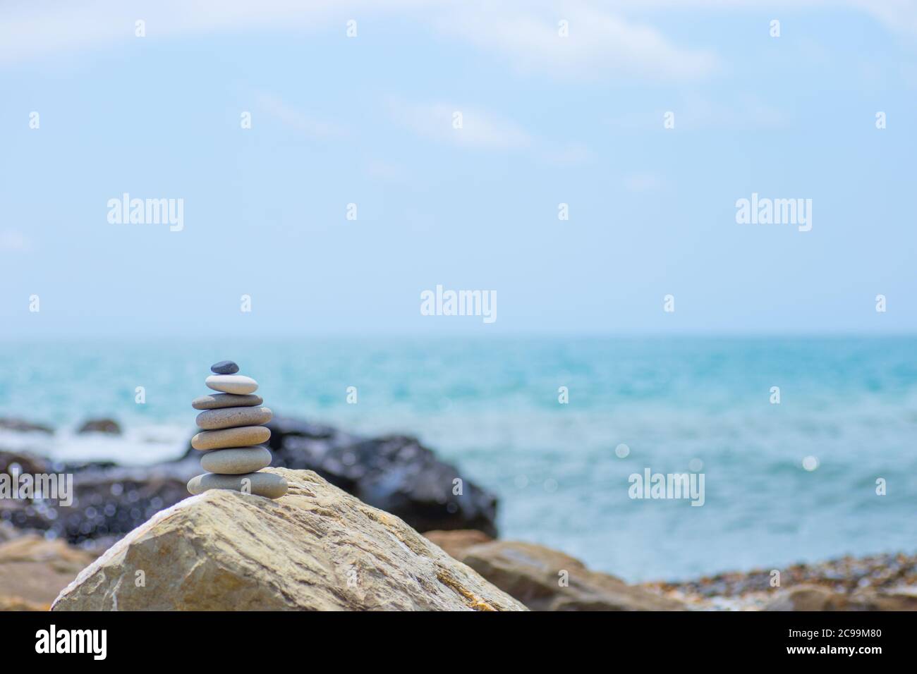 Pila di pietre zen vicino al mare. Armonia, equilibrio Foto Stock