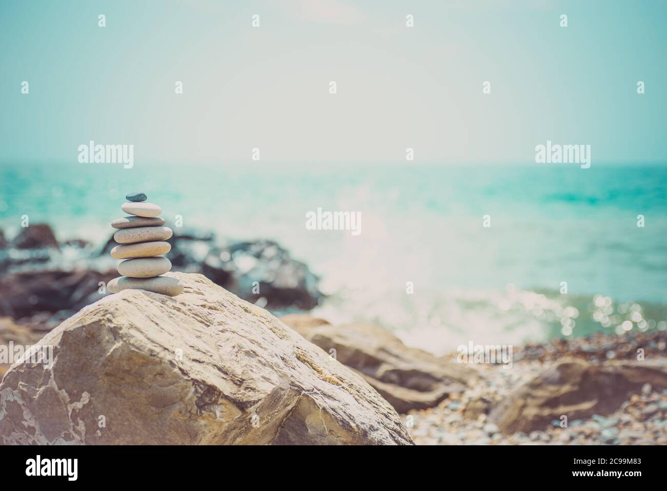 Pila di pietre zen vicino al mare. Armonia, equilibrio Foto Stock