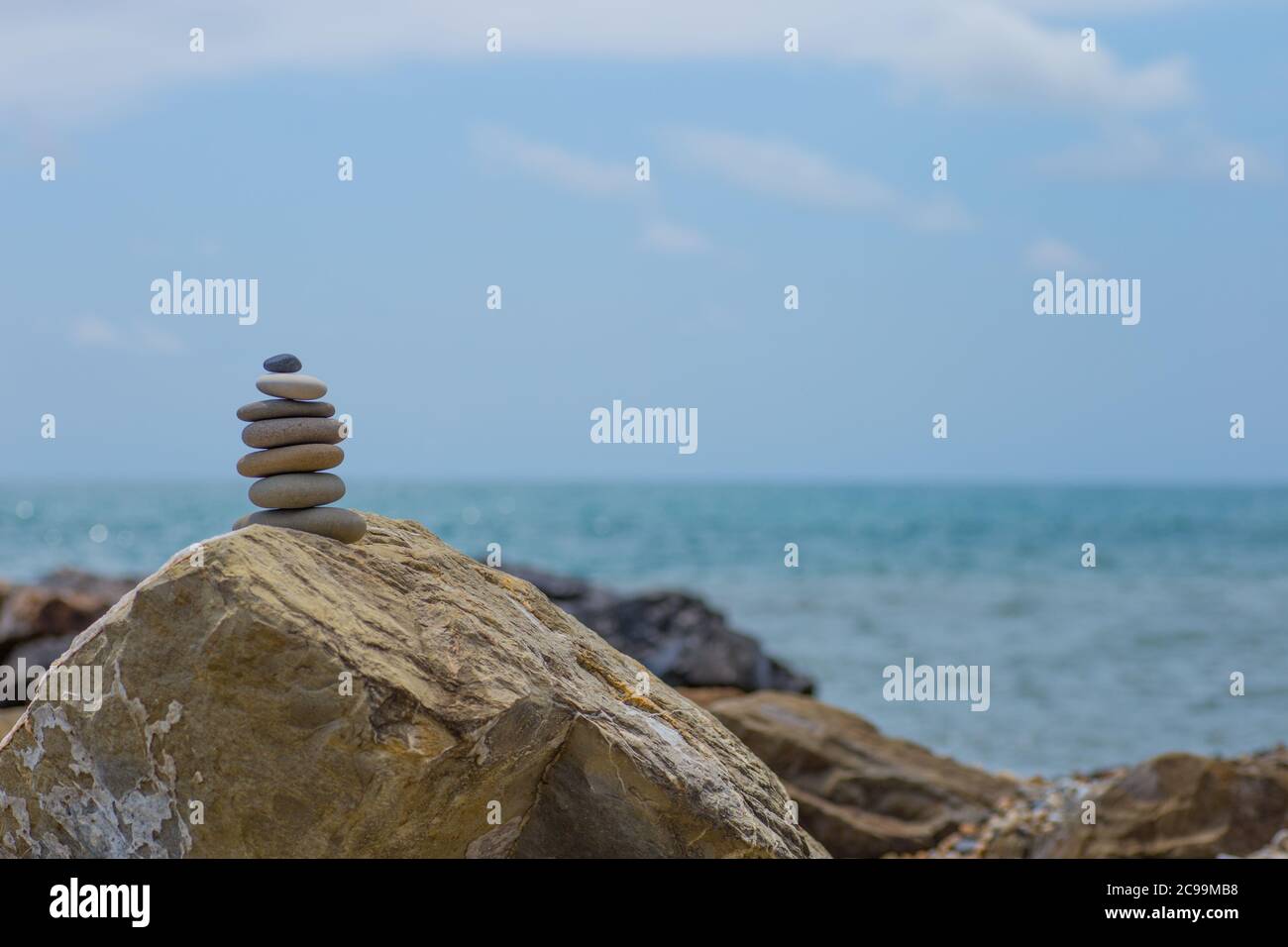 Pila di pietre zen vicino al mare. Armonia, equilibrio Foto Stock
