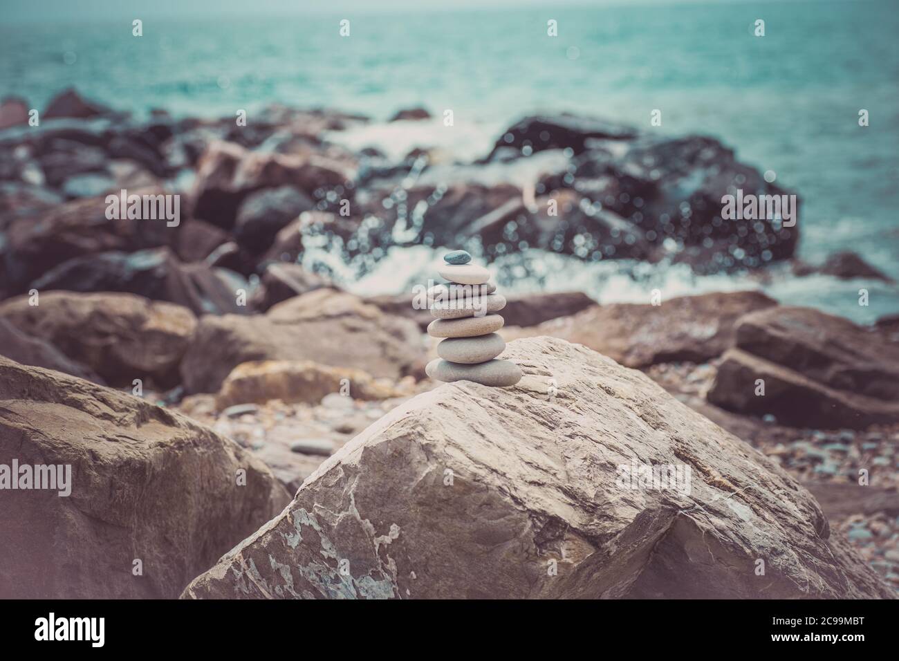 Pila di pietre zen vicino al mare. Armonia, equilibrio Foto Stock