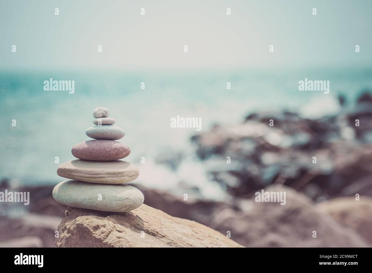 Pila di pietre zen vicino al mare. Armonia, equilibrio Foto Stock