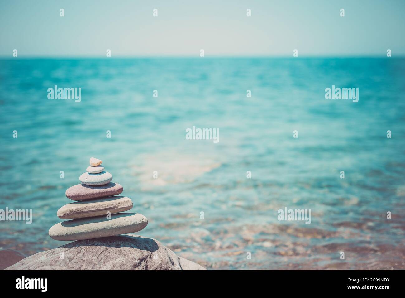 Pila di pietre zen vicino al mare. Armonia, equilibrio Foto Stock