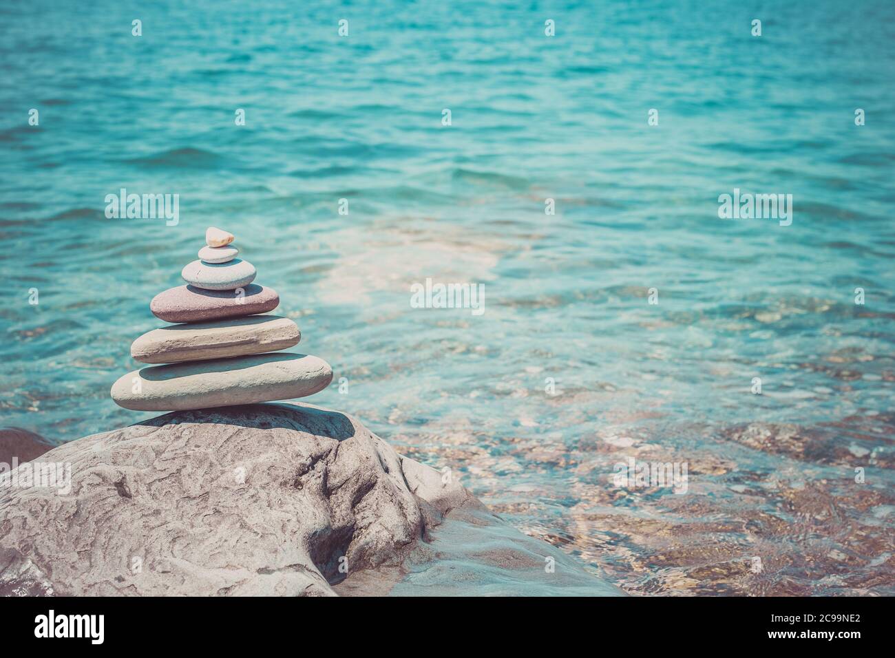 Pila di pietre zen vicino al mare. Armonia, equilibrio Foto Stock
