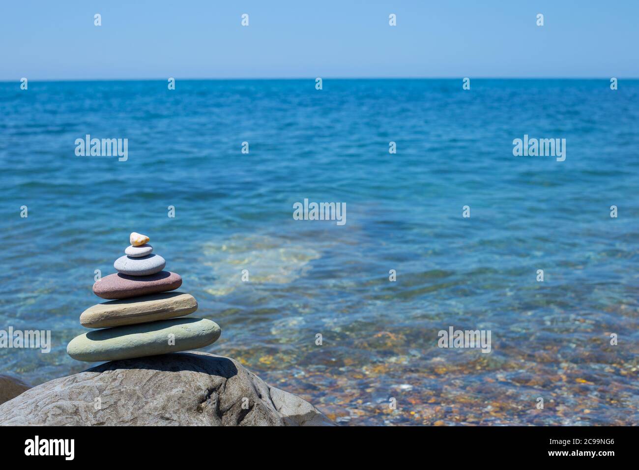 Pila di pietre zen vicino al mare. Armonia, equilibrio Foto Stock