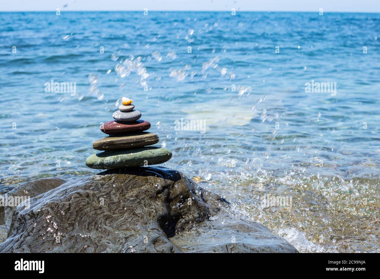 Pila di pietre zen vicino al mare. Armonia, equilibrio Foto Stock