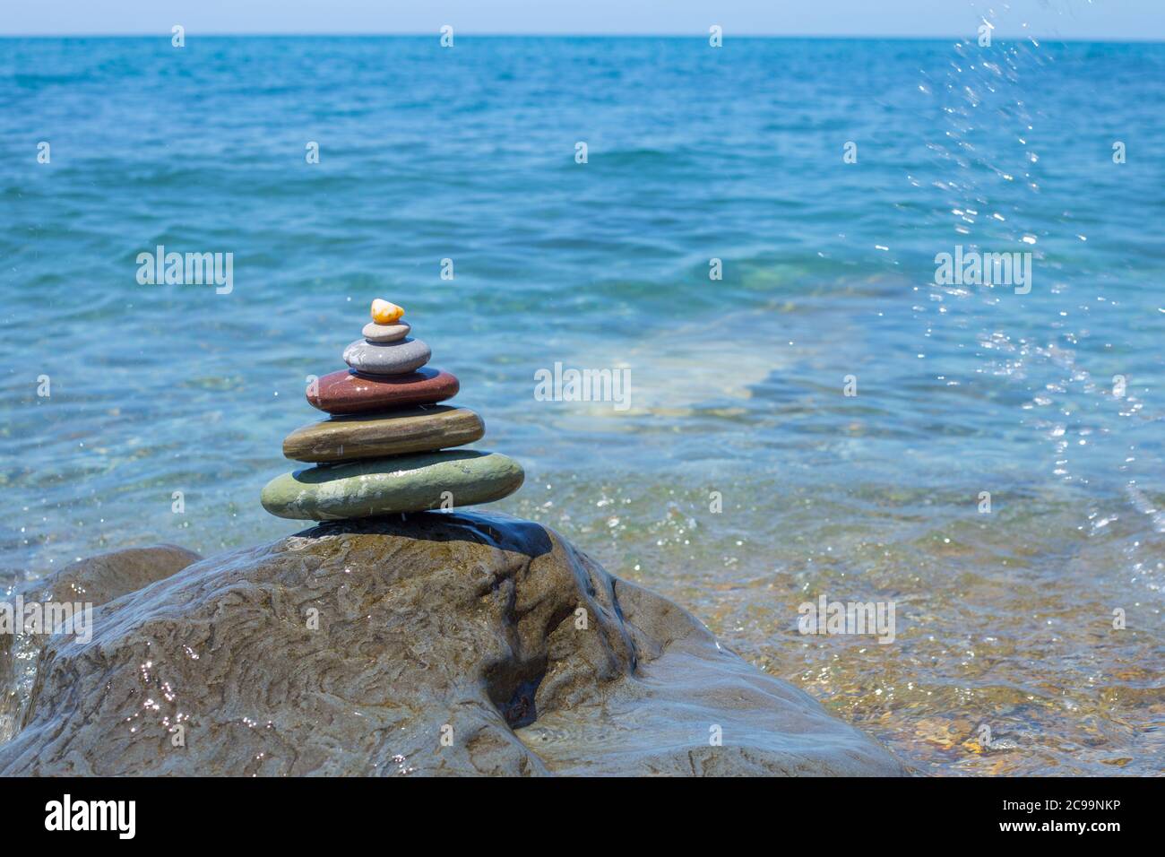 Pila di pietre zen vicino al mare. Armonia, equilibrio Foto Stock
