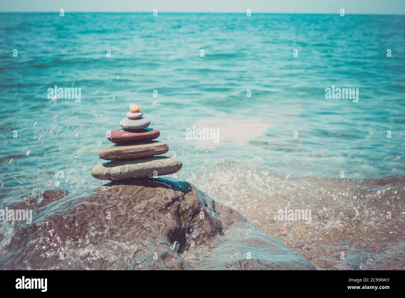 Pila di pietre zen vicino al mare. Armonia, equilibrio Foto Stock