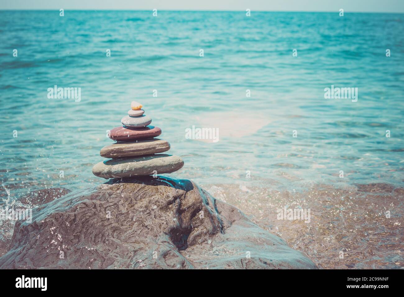 Pila di pietre zen vicino al mare. Armonia, equilibrio Foto Stock