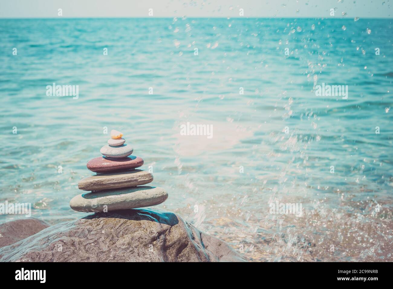 Pila di pietre zen vicino al mare. Armonia, equilibrio Foto Stock