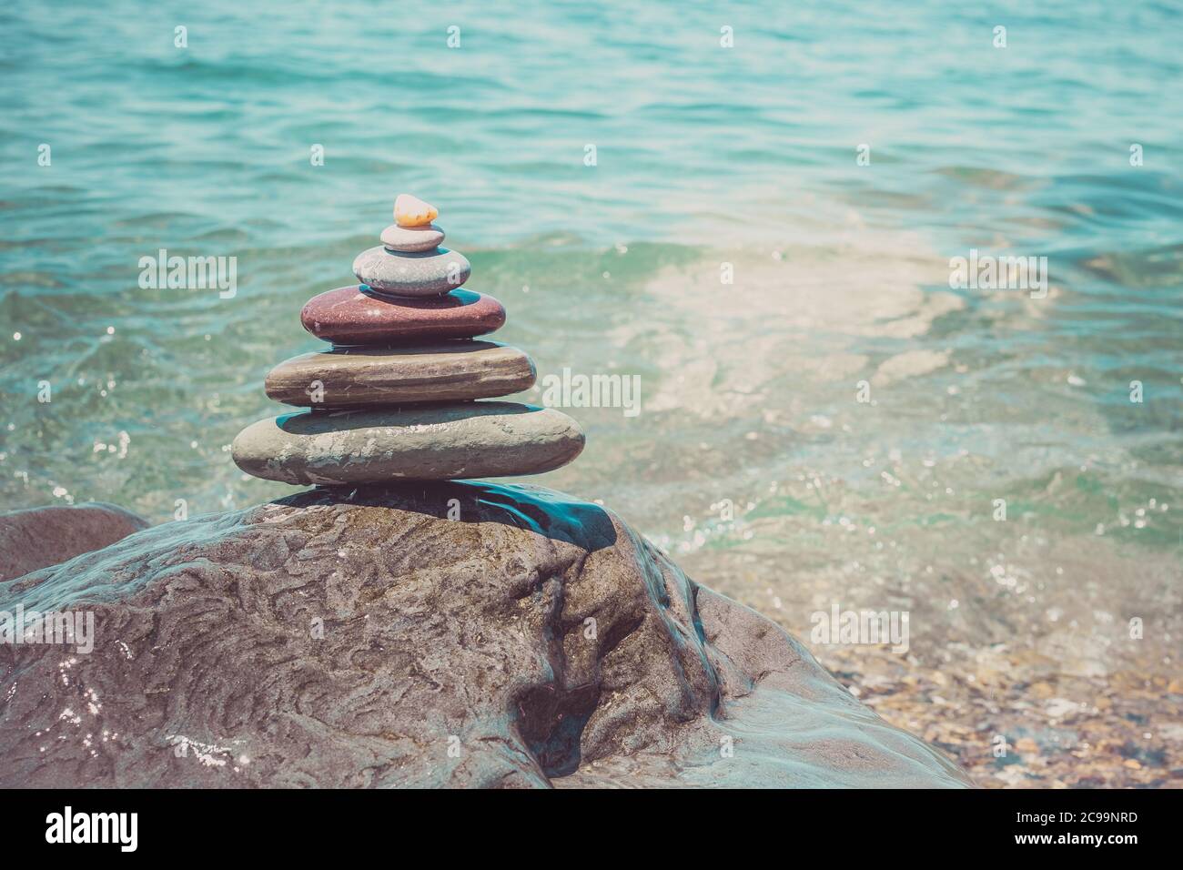 Pila di pietre zen vicino al mare. Armonia, equilibrio Foto Stock