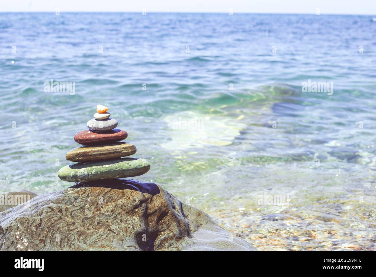 Pila di pietre zen vicino al mare. Armonia, equilibrio Foto Stock