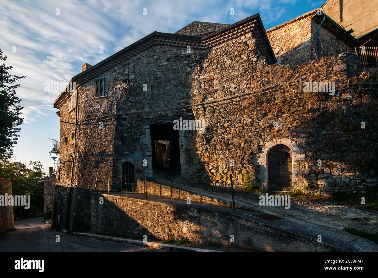 Una tipica strada storica nel villaggio italiano di Torella Di Sannio in Molise con edifici in mattoni e alcuni antichi case Foto Stock