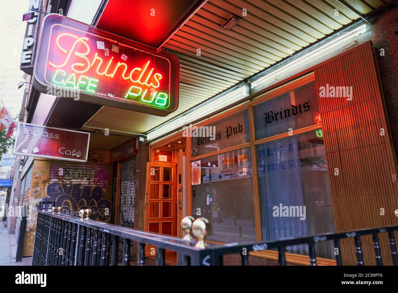 Brindis Cafe pub, un bar di sport e karaoke nel centro di Madrid su Calle de las Tres Cruces vicino alla Gran Via (brindis è la parola spagnola per brindare) Foto Stock