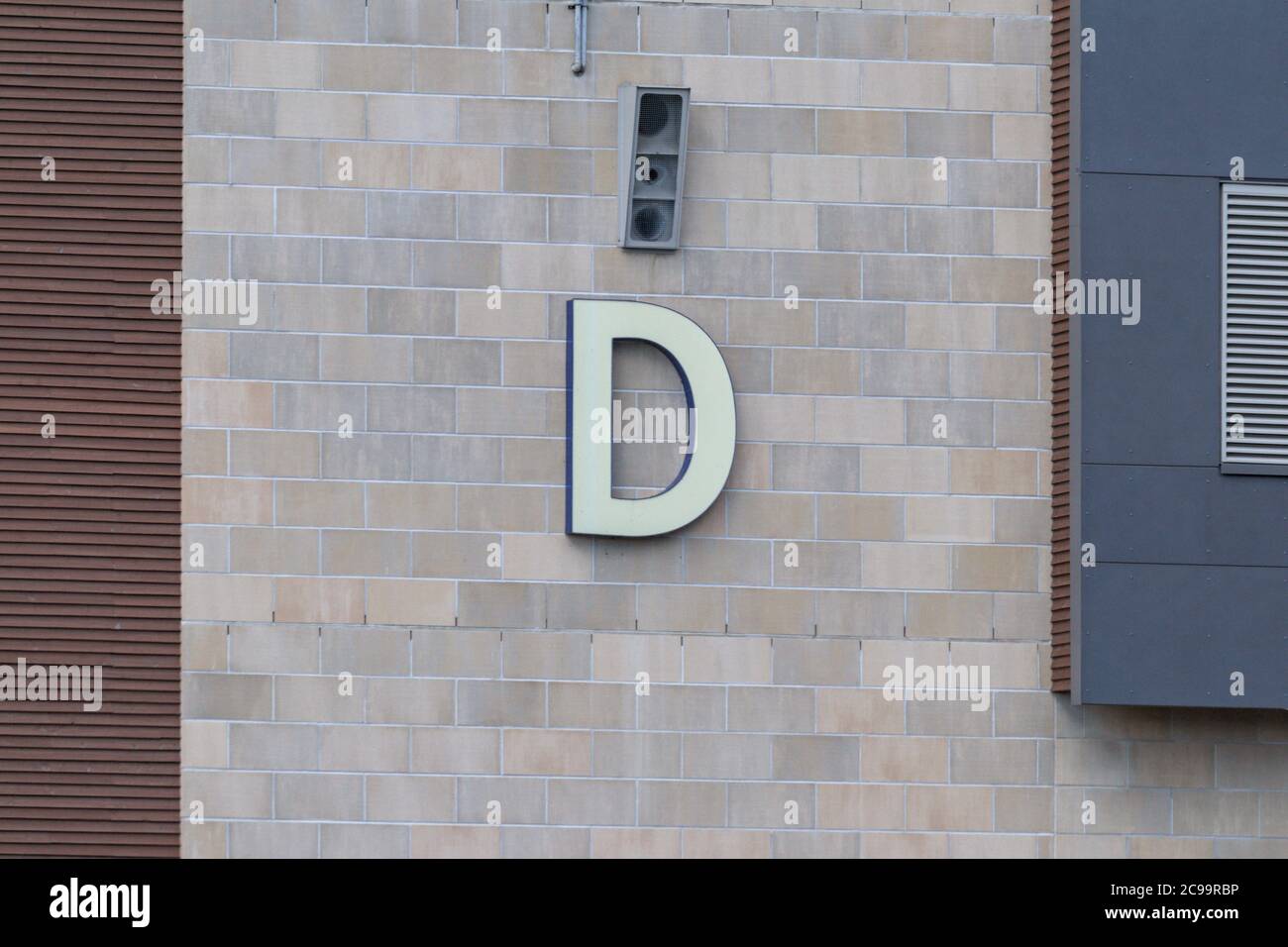 La lettera D sul lato di un edificio Foto Stock