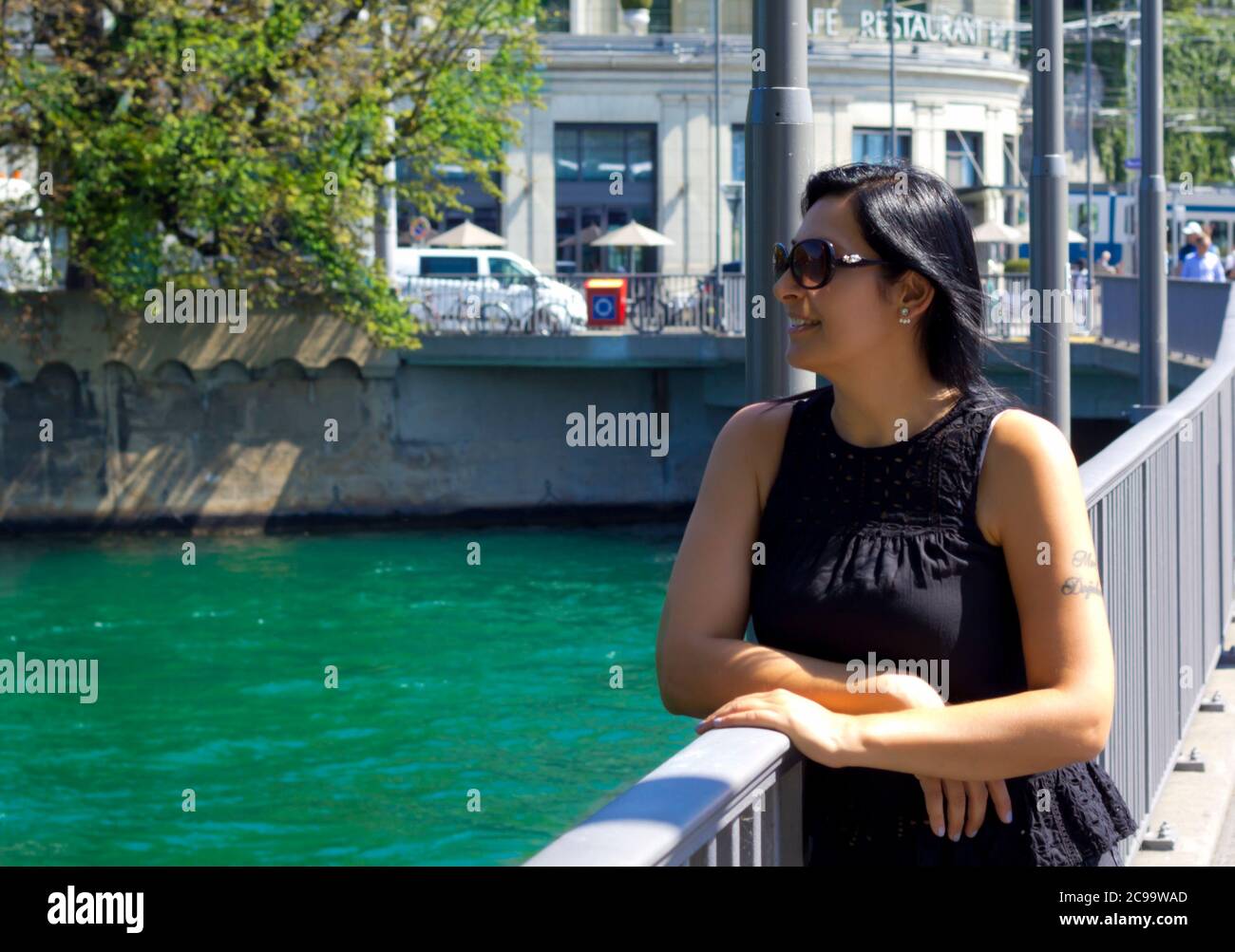 Bella giovane donna nella città di Zürich in Svizzera Foto Stock