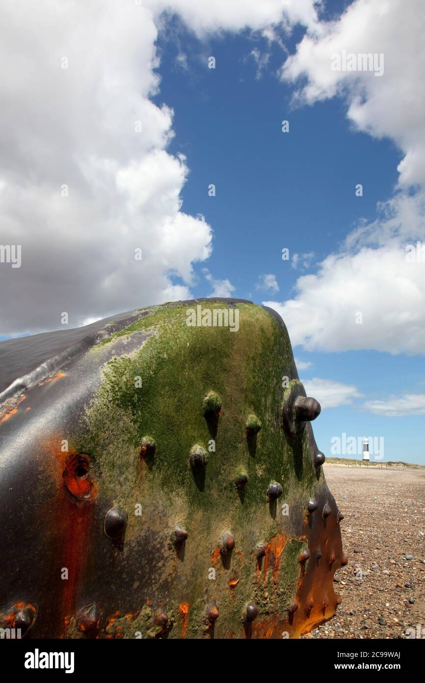 Grande oggetto metallico lavato a terra a Spurn Point, vicino a Kilnsea, East Yorkshire, UK. Foto Stock