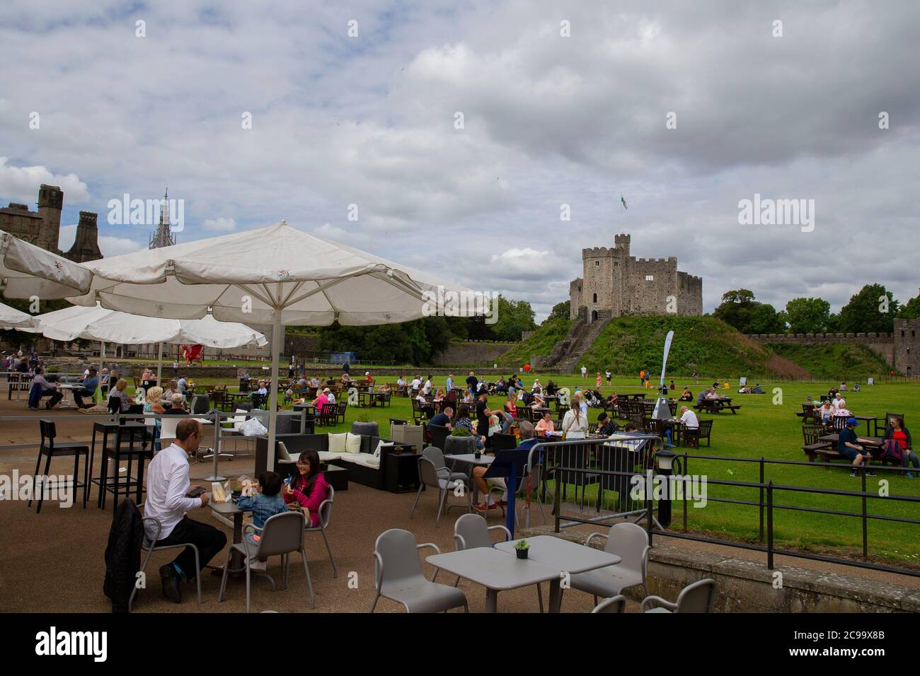 La gente gode della zona pranzo esterna nei terreni del Castello di Cardiff, Luglio 2020. Foto Stock