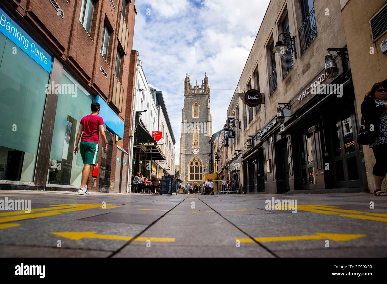 Segnaletica di allontanamento sociale sulle lastre di pavimentazione di Church Street nel centro di Cardiff, luglio 2020. Foto Stock