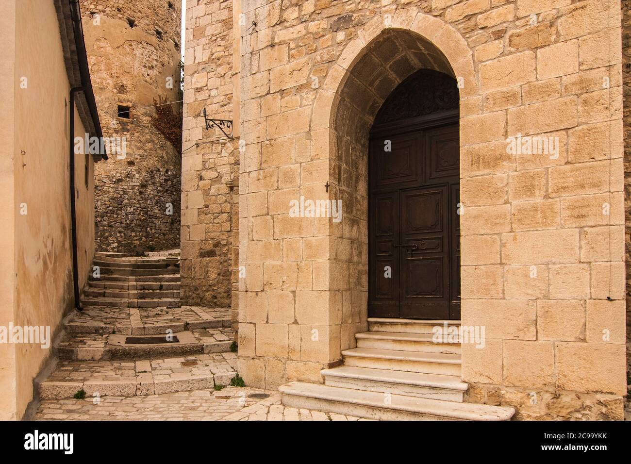 Particolare di uno degli edifici in mattoni in un tipico via dell'antico borgo di Torella del Sannio in Molise Foto Stock