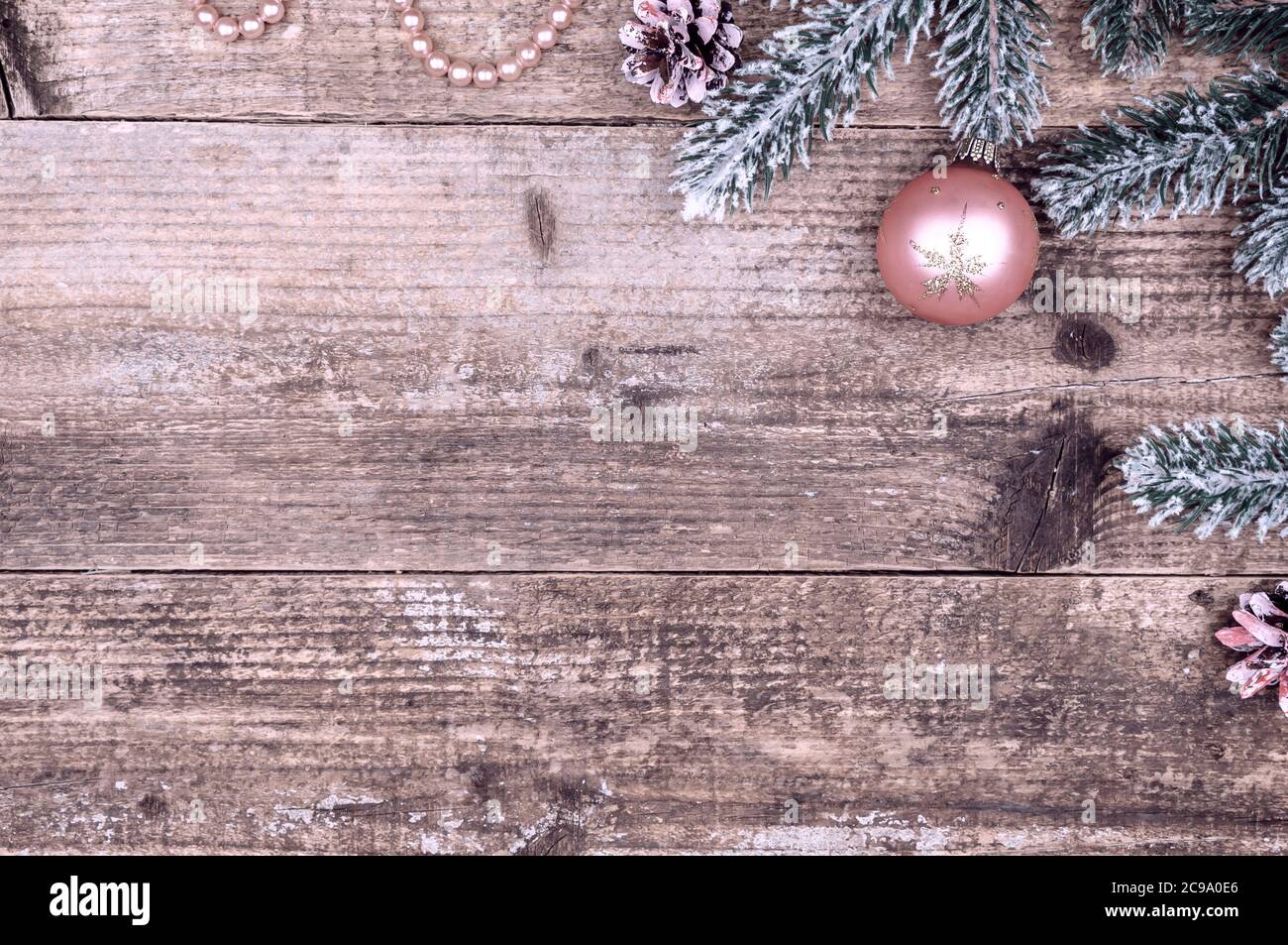Decorazioni di Natale su uno sfondo di legno.attributi di Natale. Foto Stock