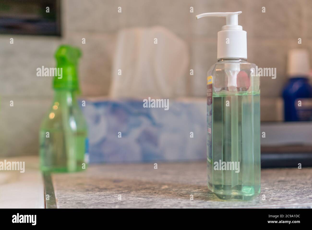 Primo piano di una bottiglia di igienizzatore per le mani nel bagno di casa Foto Stock