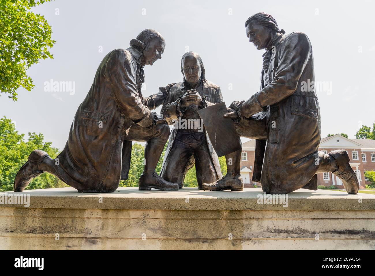 Valley Forge, PA - 3 luglio 2020: Statua in bronzo dei padri fondatori John Adams, Benjamin Franklin e Thomas Jefferson inginocchiati in preghiera dallo scultore Foto Stock