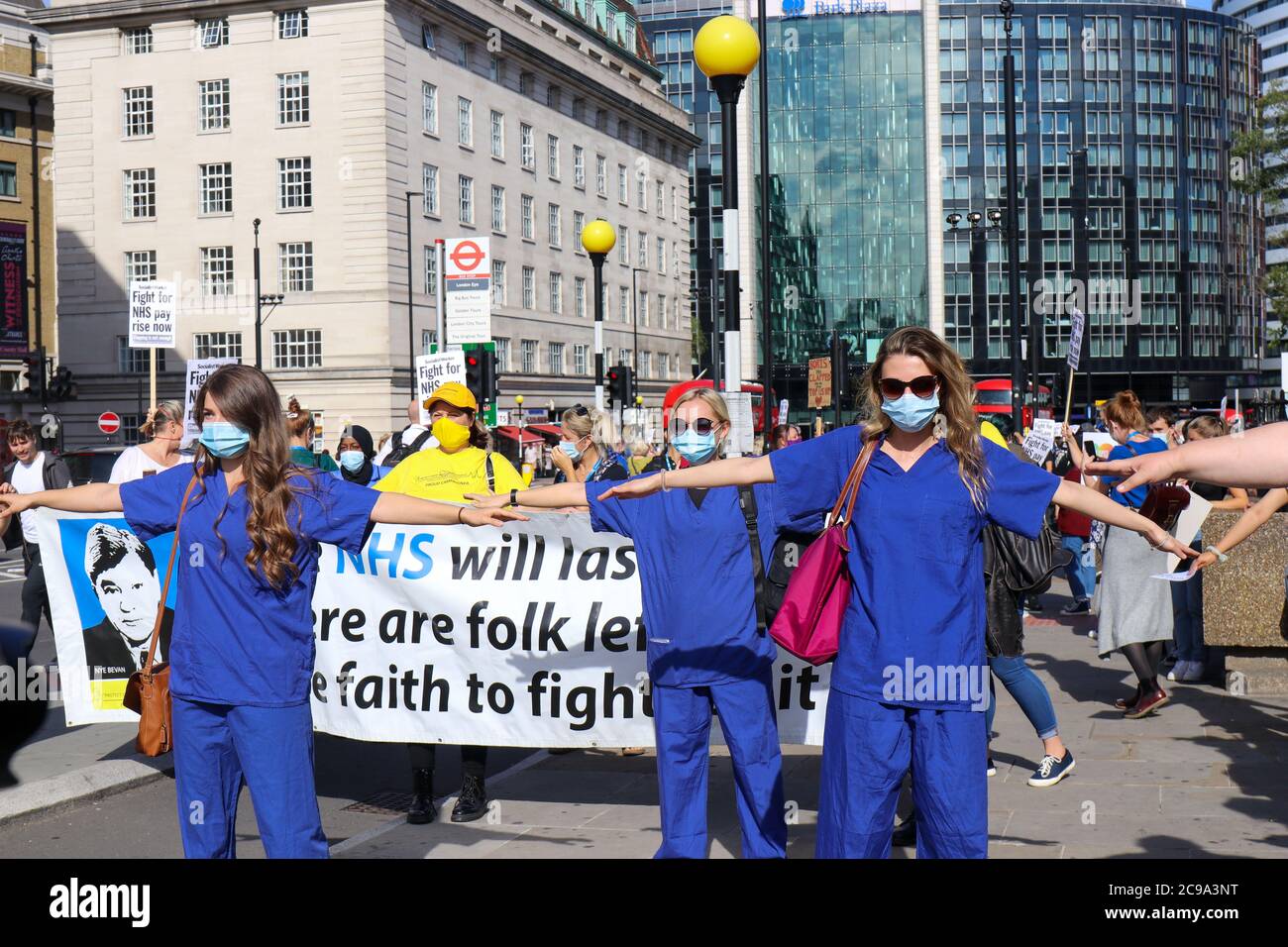 LONDRA, INGHILTERRA, LUGLIO 29 2020, il personale del NHS protesta fuori Downing Street dopo aver marciato dal St Thomas's Hospital al 'March for Pay Justice for NHS and Key Workers' (Credit: Lucy North | MI News) Credit: MI News & Sport /Alamy Live News Foto Stock