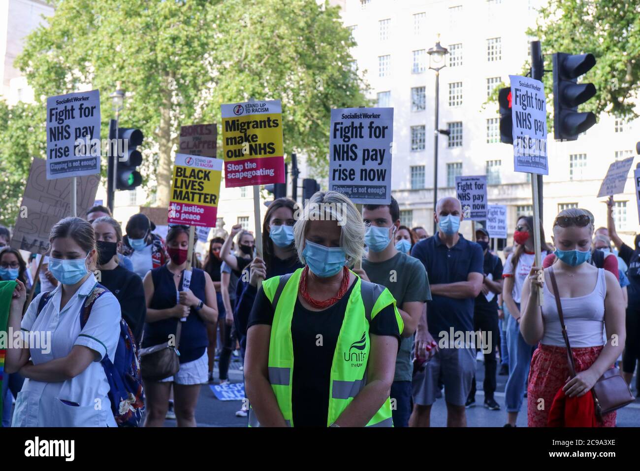 LONDRA, INGHILTERRA, LUGLIO 29 2020, il personale del NHS protesta fuori Downing Street dopo aver marciato dal St Thomas's Hospital al 'March for Pay Justice for NHS and Key Workers' (Credit: Lucy North | MI News) Credit: MI News & Sport /Alamy Live News Foto Stock