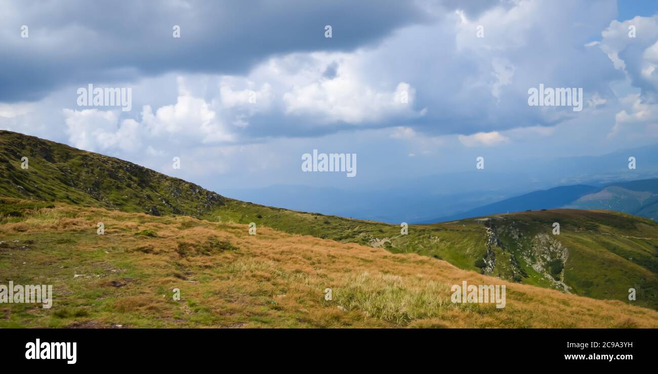 Vista panoramica sulle nuvole di tuorpe da Hoverla, Carpazi montagne, Ucraina. Scatto orizzontale all'esterno Foto Stock