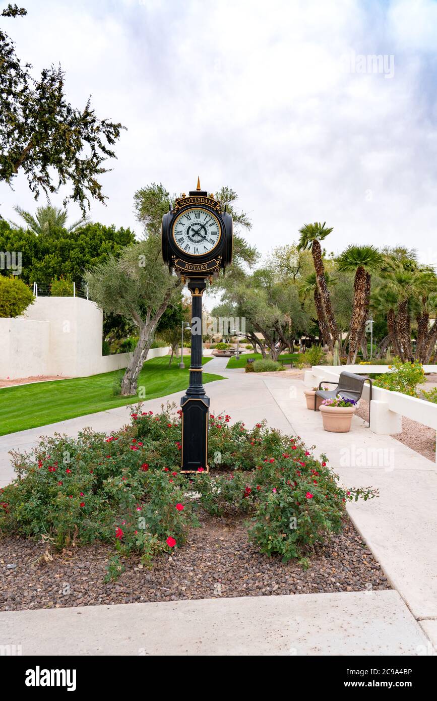 Scottsdale, AZ - 3 dicembre 2019: L'orologio rotante dello Scottsdale Civic Center Mall Park si basa sul design dello storico Howard Post Clock. Foto Stock