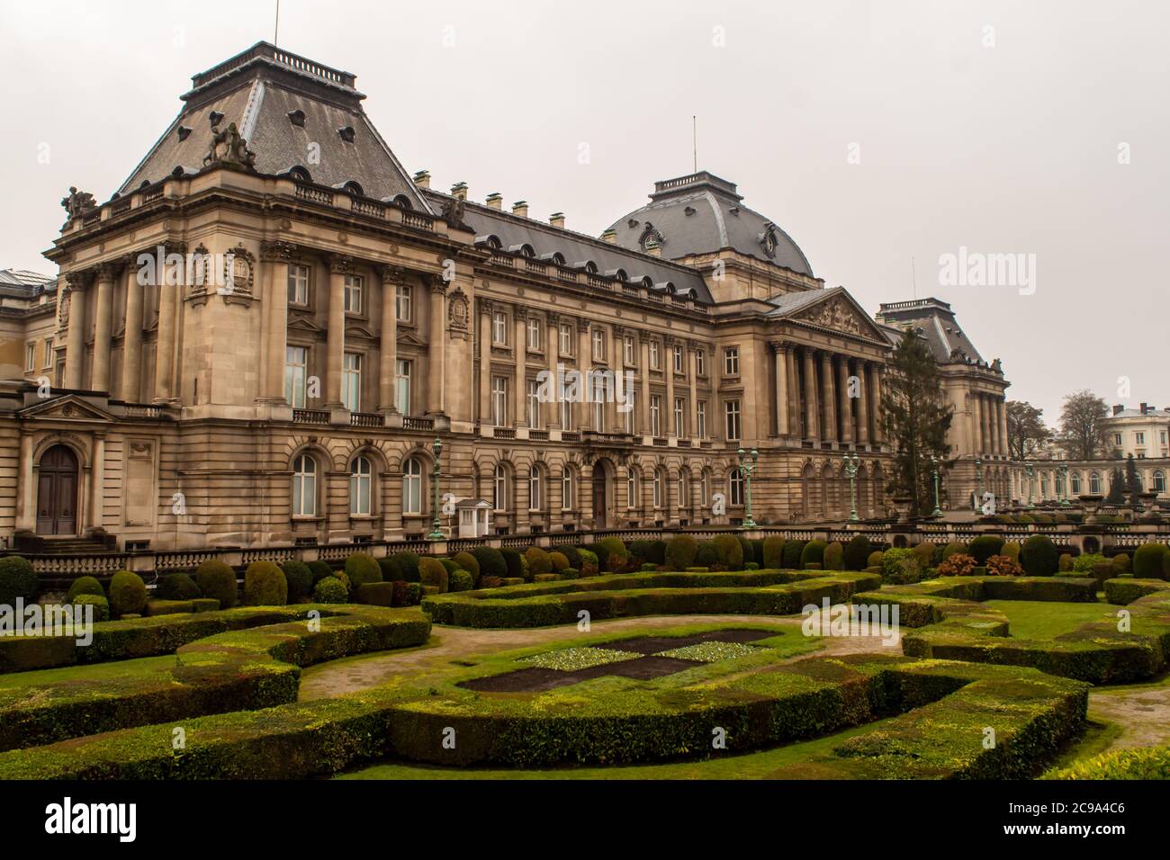 BRUXELLES, BELGIO - 30 DICEMBRE 2018: Palazzo reale di Bruxelles, periodo invernale torbido a Bruxelles, Belgio il 30 dicembre 2018. Foto Stock