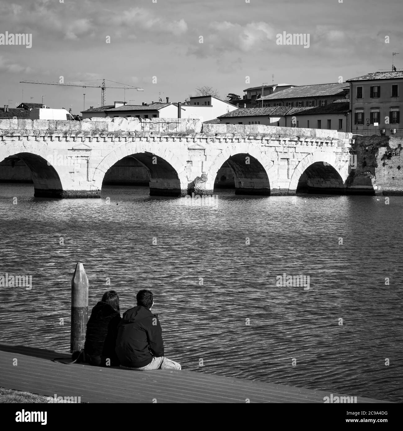 Ponte di Tiberio (Ponte di Tiberio) a Rimini. Fotografia urbana in bianco e nero Foto Stock