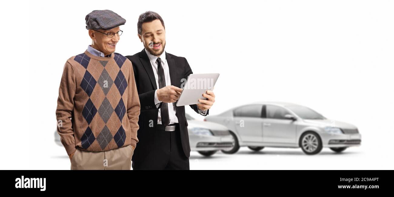 Addetto alle vendite di auto che mostra la presentazione di un'auto su un tablet a un cliente anziano isolato su sfondo bianco Foto Stock