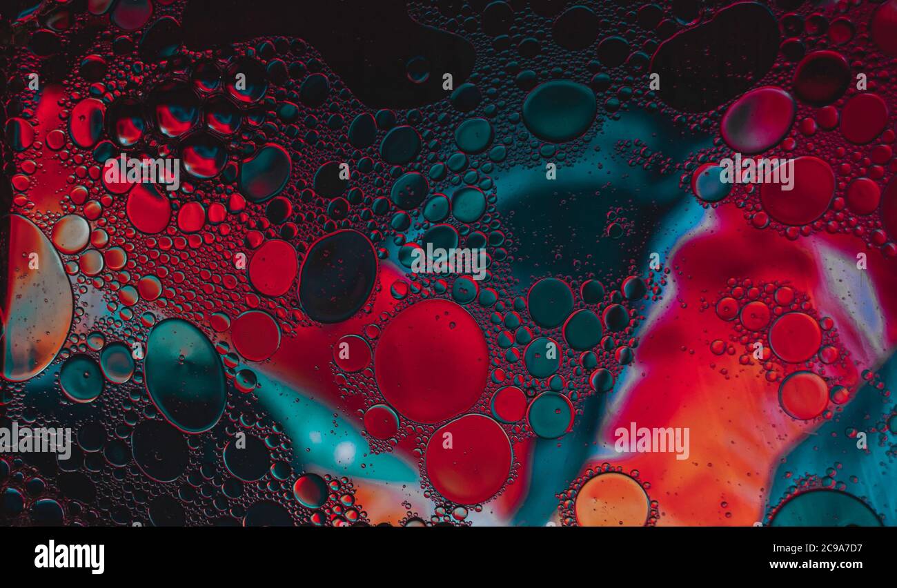 Macro artistica di bolle d'acqua su vetro con colorato sfondo Foto Stock
